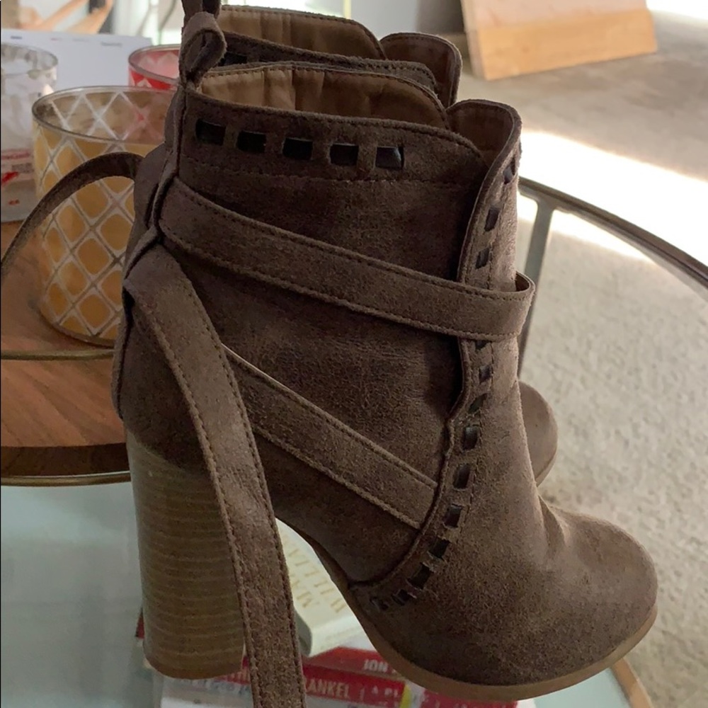 Like new booties from Venus.